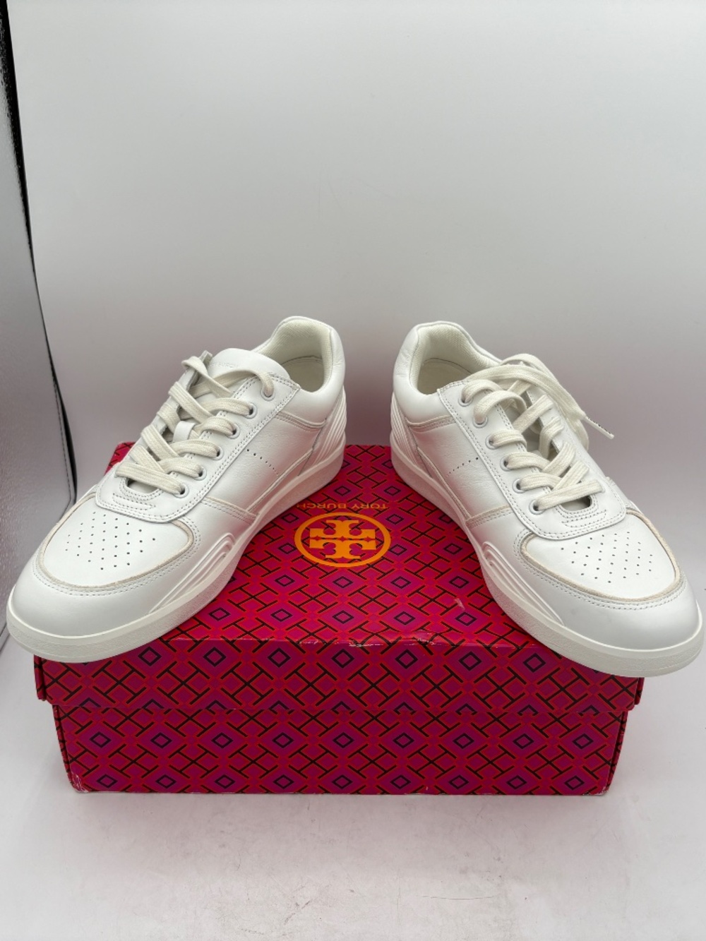 TORY BURCH SNEAKER CLOVER COURT LEATHER TITANIUM WHITE LOGO SZ US 9.5 NIB - Picture 7 of 14